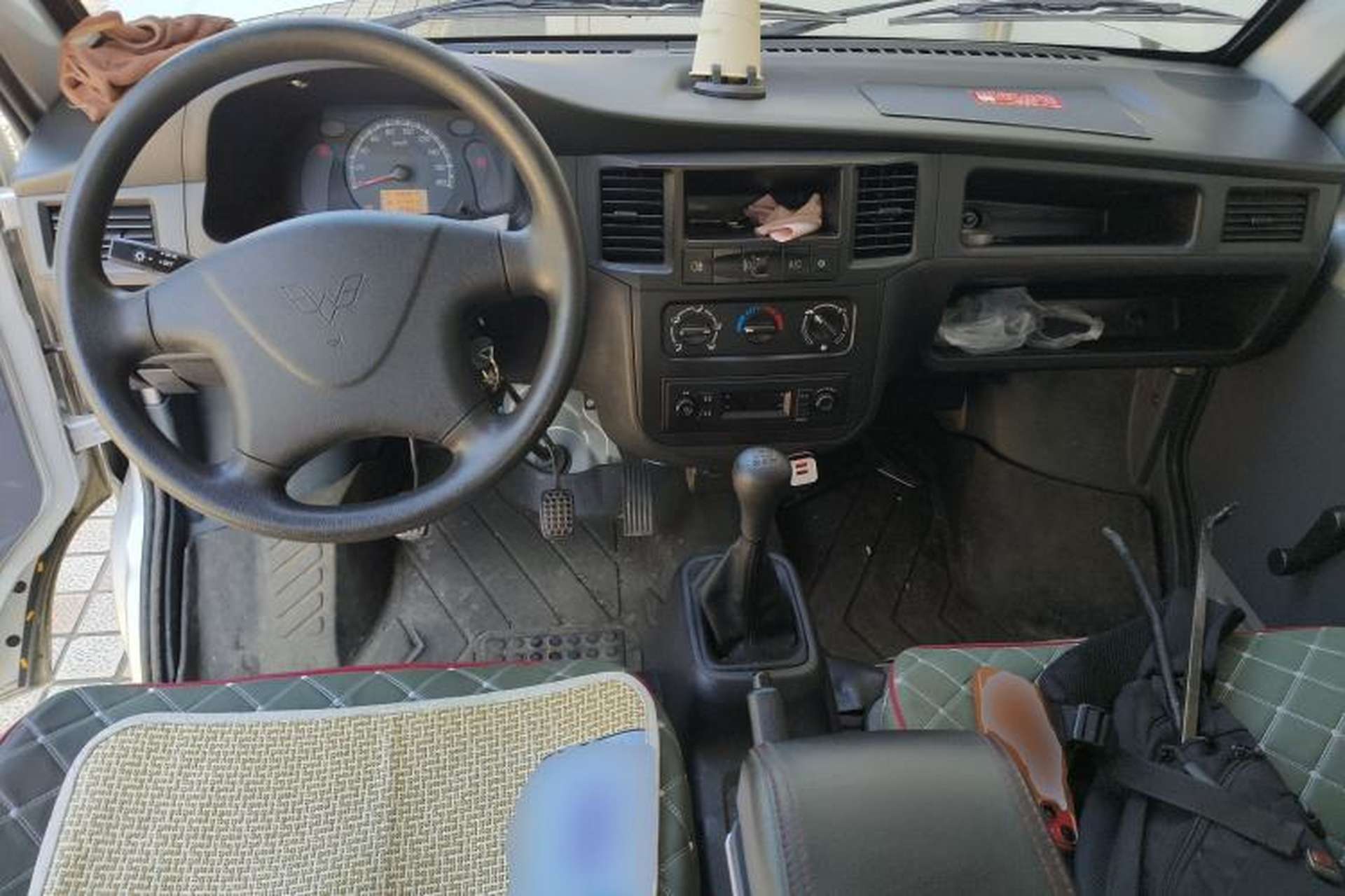 Used Wuling Zhiguang 2023 1.5L Practical Version 5/7 Seats Center Console