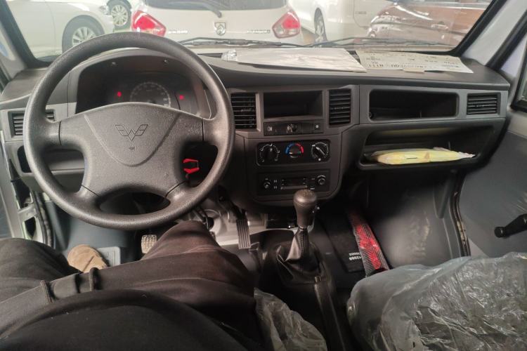 Used Wuling Zhiguang 2023 1.5L Practical Version 5/7 Seats Center Console