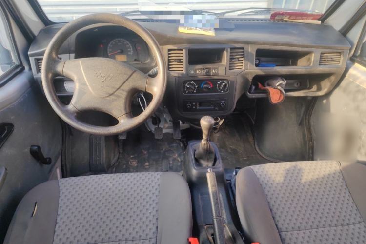 Used Wuling Zhiguang 2023 1.5L Practical Version 5/7 Seats Center Console