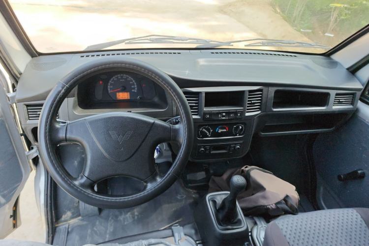 Used Wuling Zhiguang 2023 1.5L Practical Version 5/7 Seats Center Console