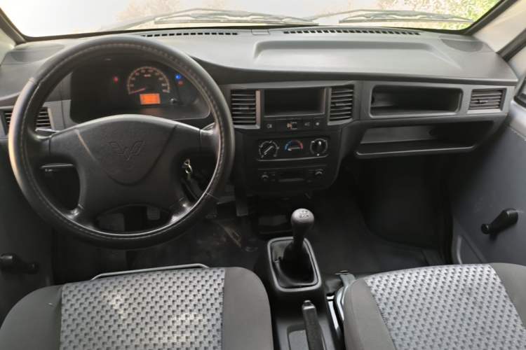 Used Wuling Zhiguang 2023 1.5L Practical Version 5/7 Seats Center Console