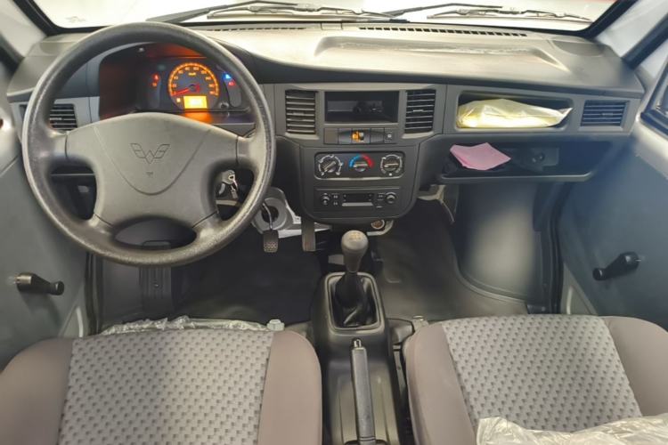 Used Wuling Zhiguang 2023 1.5L Practical Version 5/7 Seats Center Console