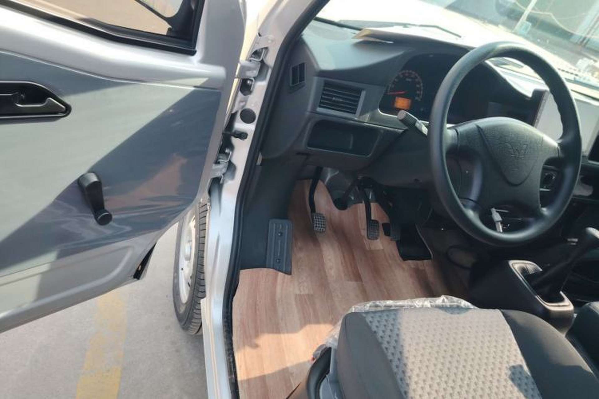 Used Wuling Zhiguang 2023 1.5L Practical Version 5/7 Seats Driver Seat