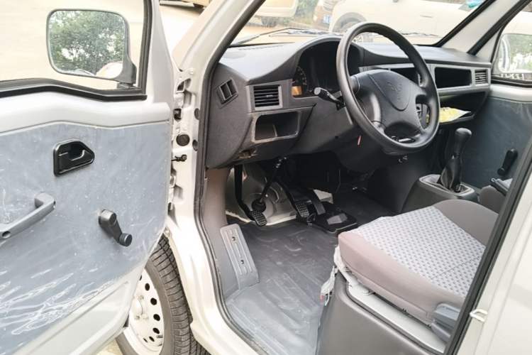 Used Wuling Zhiguang 2023 1.5L Practical Version 5/7 Seats Driver Seat
