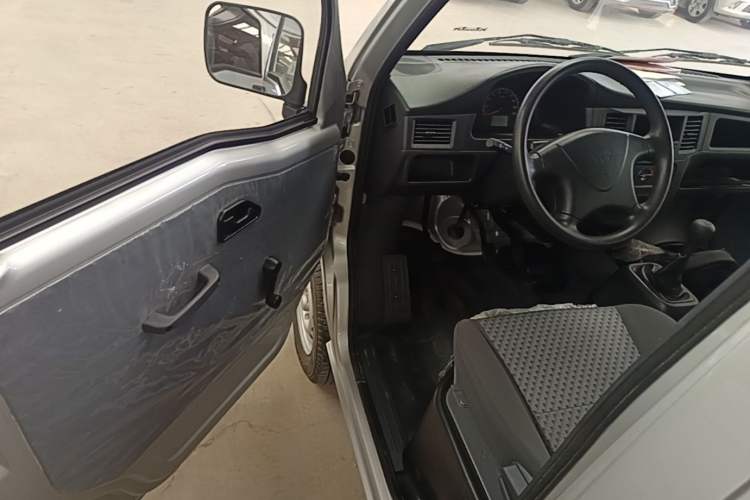 Used Wuling Zhiguang 2023 1.5L Practical Version 5/7 Seats Driver Seat