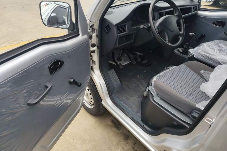 Used Wuling Zhiguang 2023 1.5L Practical Version 5/7 Seats Driver Seat