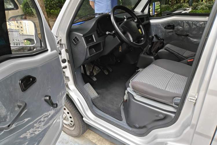 Used Wuling Zhiguang 2023 1.5L Practical Version 5/7 Seats Driver Seat