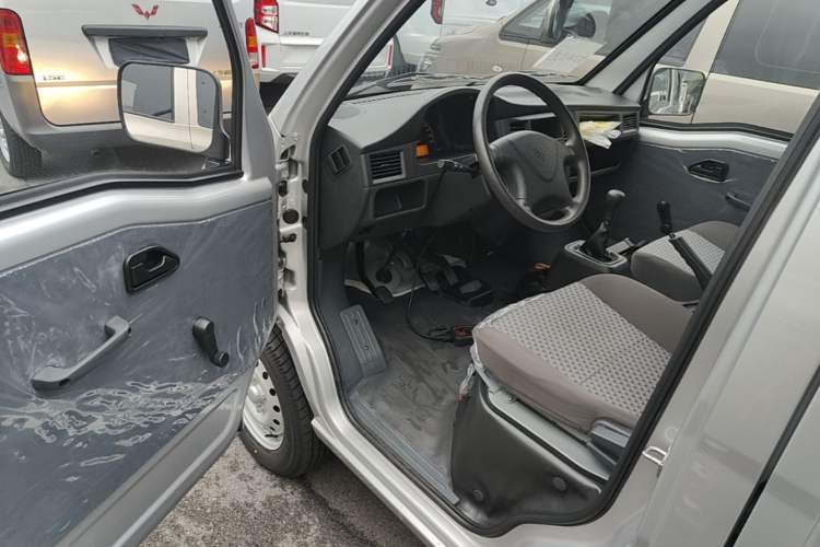 Used Wuling Zhiguang 2023 1.5L Practical Version 5/7 Seats Driver Seat