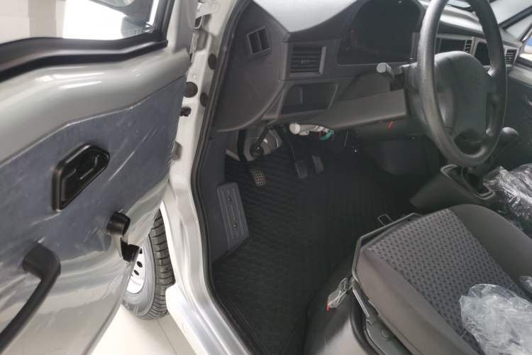 Used Wuling Zhiguang 2023 1.5L Practical Version 5/7 Seats Driver Seat