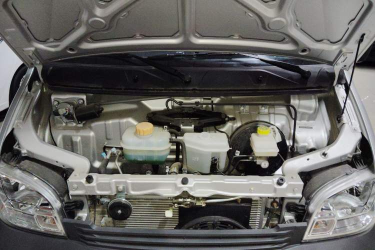 Used Wuling Zhiguang 2023 1.5L Practical Version 5/7 Seats Engine Bay