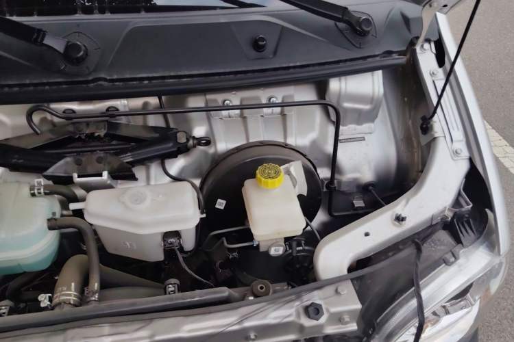 Used Wuling Zhiguang 2023 1.5L Practical Version 5/7 Seats Engine Bay Left