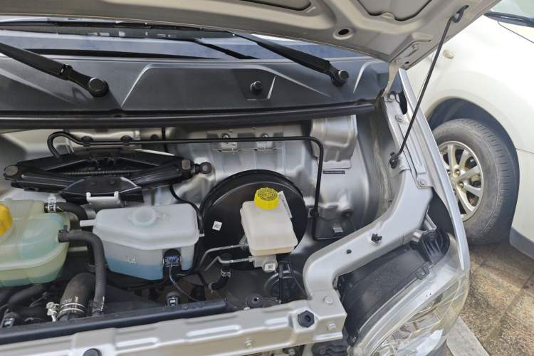 Used Wuling Zhiguang 2023 1.5L Practical Version 5/7 Seats Engine Bay Left