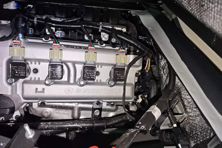 Used Wuling Zhiguang 2023 1.5L Practical Version 5/7 Seats Engine Bay Left
