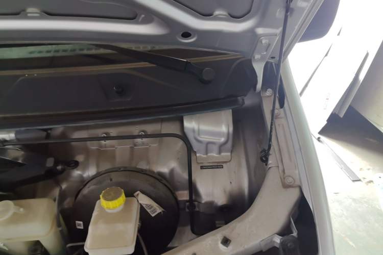 Used Wuling Zhiguang 2023 1.5L Practical Version 5/7 Seats Engine Bay Left