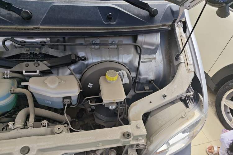 Used Wuling Zhiguang 2023 1.5L Practical Version 5/7 Seats Engine Bay Left