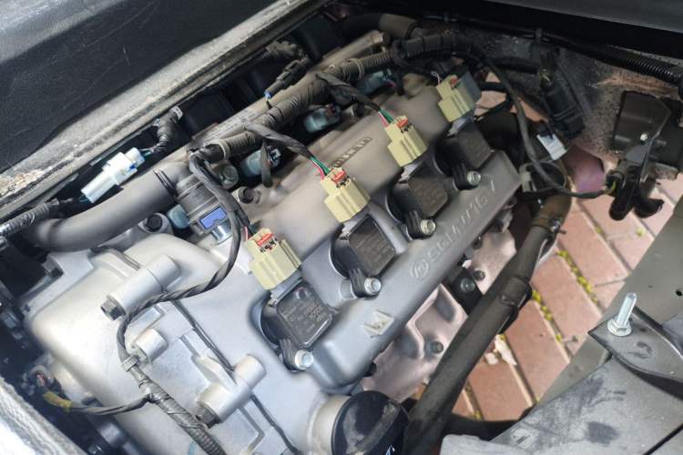 Used Wuling Zhiguang 2023 1.5L Practical Version 5/7 Seats Engine Bay Left