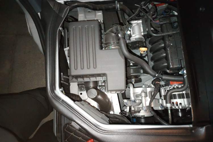 Used Wuling Zhiguang 2023 1.5L Practical Version 5/7 Seats Engine Bay Right