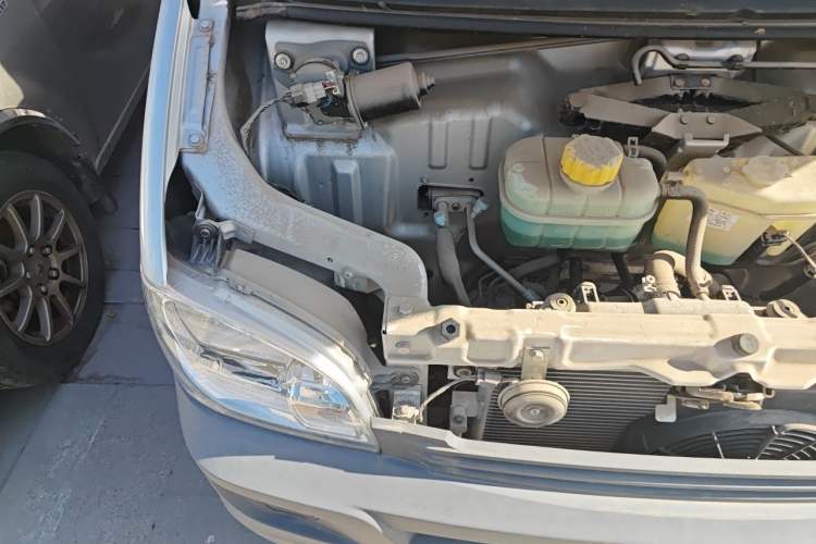 Used Wuling Zhiguang 2023 1.5L Practical Version 5/7 Seats Engine Bay Right