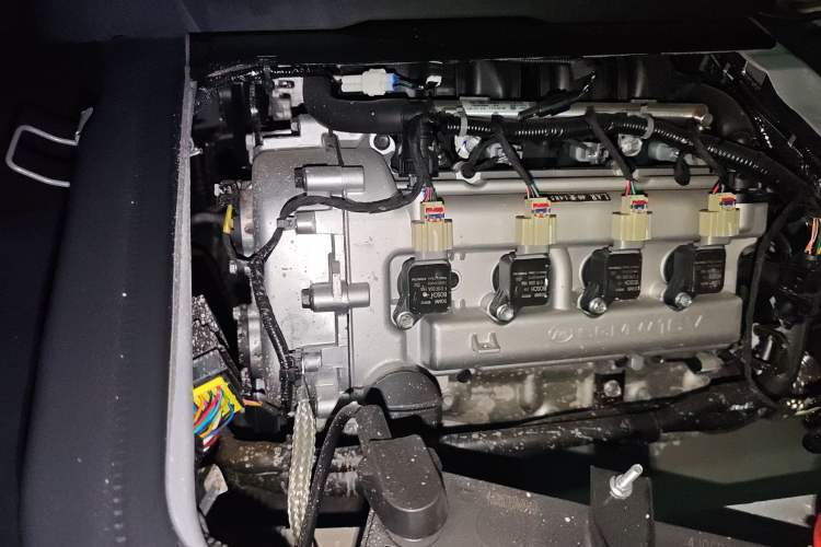 Used Wuling Zhiguang 2023 1.5L Practical Version 5/7 Seats Engine Bay Right