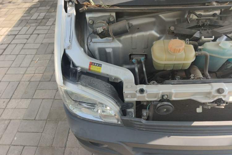 Used Wuling Zhiguang 2023 1.5L Practical Version 5/7 Seats Engine Bay Right