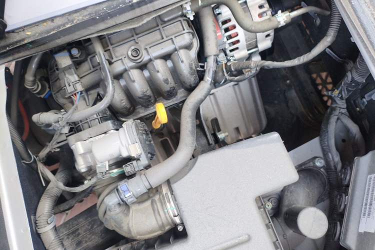 Used Wuling Zhiguang 2023 1.5L Practical Version 5/7 Seats Engine Bay Right