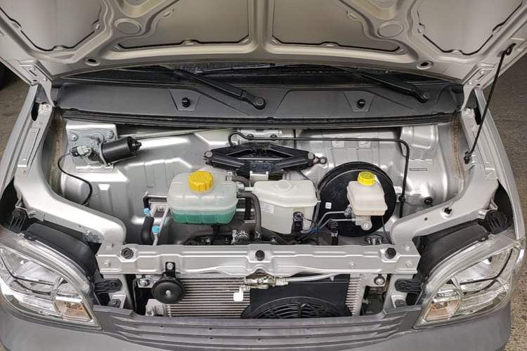 Used Wuling Zhiguang 2023 1.5L Practical Version 5/7 Seats Engine Bay