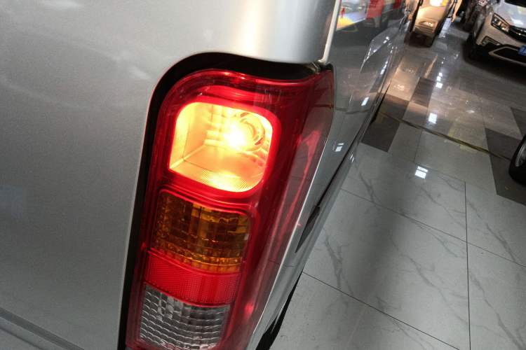 Used Wuling Zhiguang 2023 1.5L Utility Version with Enclosed Windows 2 Seats Exterior 3