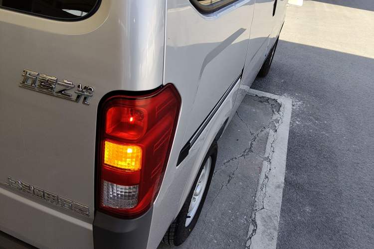 Used Wuling Zhiguang 2023 1.5L Practical Version 5/7 Seats Exterior 3