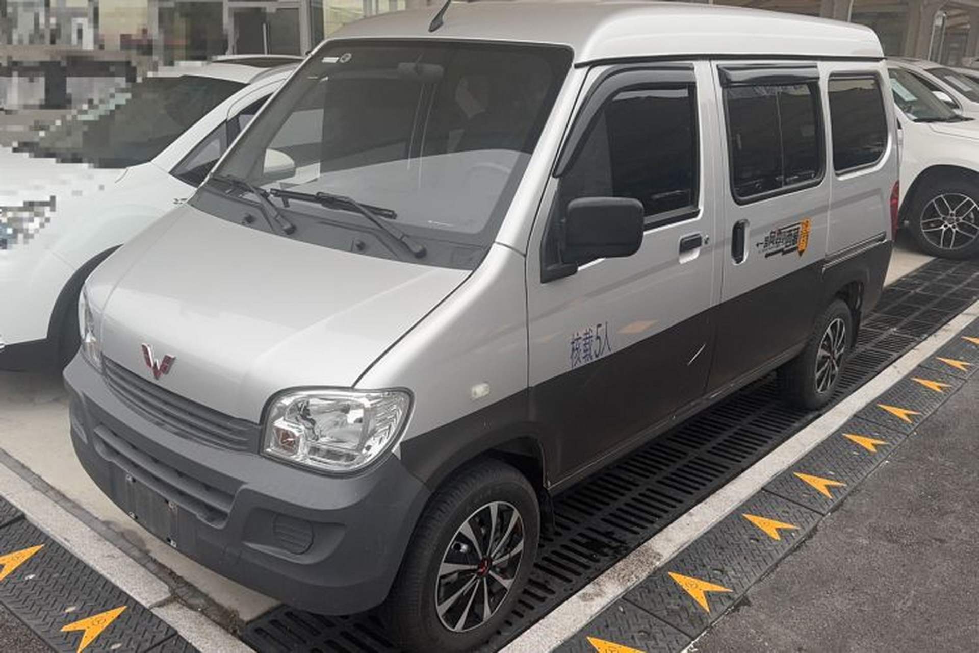Used Wuling Zhiguang 2023 1.5L Practical Version 5/7 Seats Front Left 45 Deg