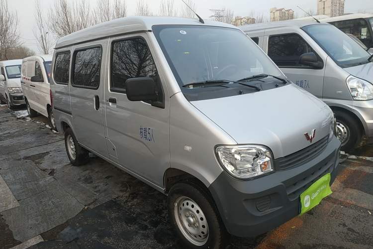 Used Wuling Zhiguang 2023 1.5L Practical Version 5/7 Seats Front Right 45 Deg