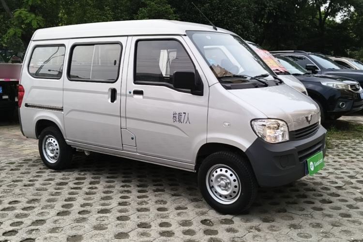 Used Wuling Zhiguang 2023 1.5L Practical Version 5/7 Seats Front Right 45 Deg