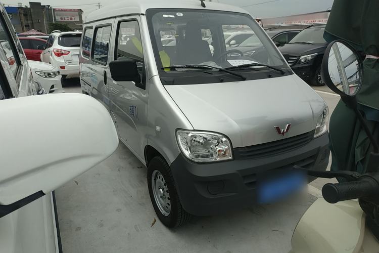Used Wuling Zhiguang 2023 1.5L Practical Version 5/7 Seats Front Right 45 Deg