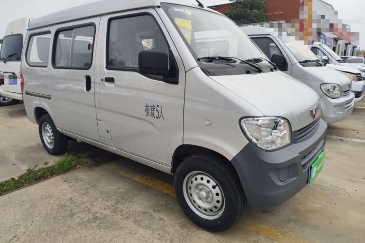 Used Wuling Zhiguang 2023 1.5L Practical Version 5/7 Seats Front Right 45 Deg