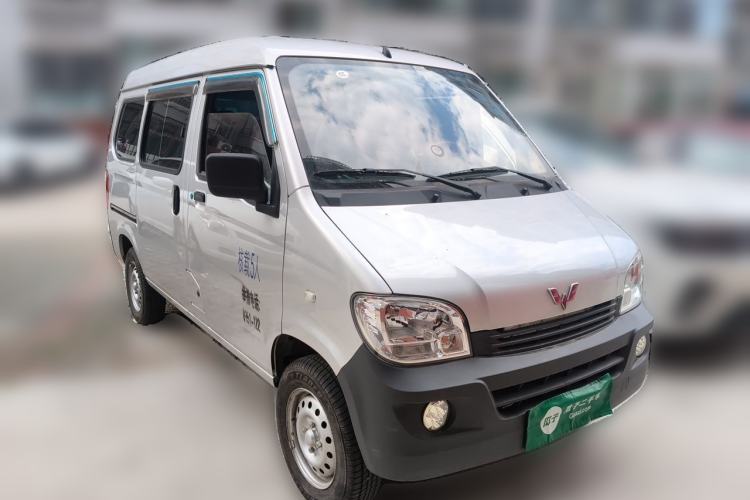 Used Wuling Zhiguang 2023 1.5L Practical Version 5/7 Seats Front Right 45 Deg