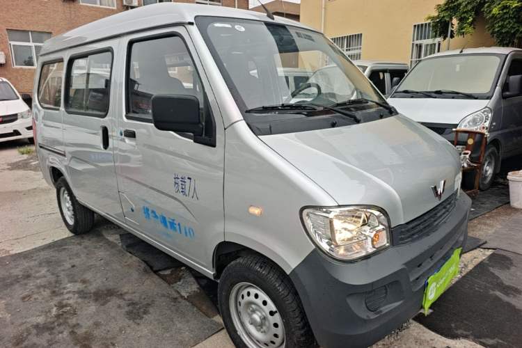 Used Wuling Zhiguang 2023 1.5L Practical Version 5/7 Seats Front Right 45 Deg