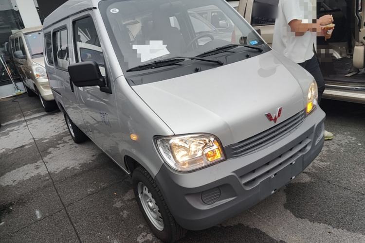Used Wuling Zhiguang 2023 1.5L Practical Version 5/7 Seats Front Right 45 Deg