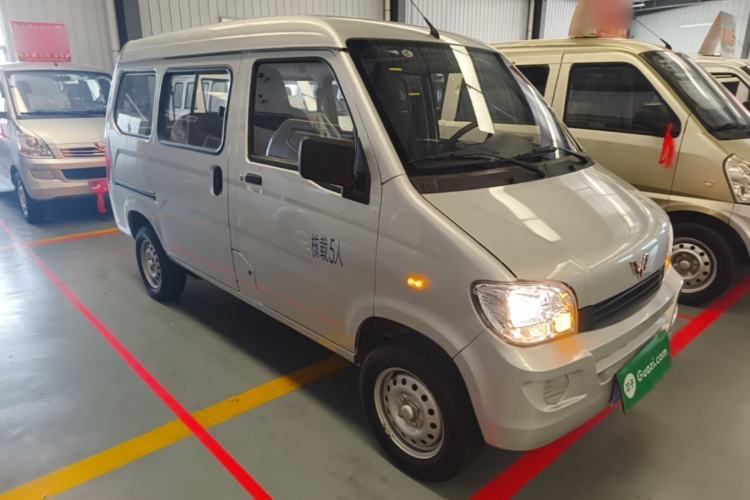 Used Wuling Zhiguang 2023 1.5L Practical Version 5/7 Seats Front Right 45 Deg