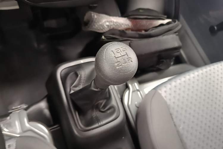 Used Wuling Zhiguang 2023 1.5L Practical Version 5/7 Seats Gear Lever