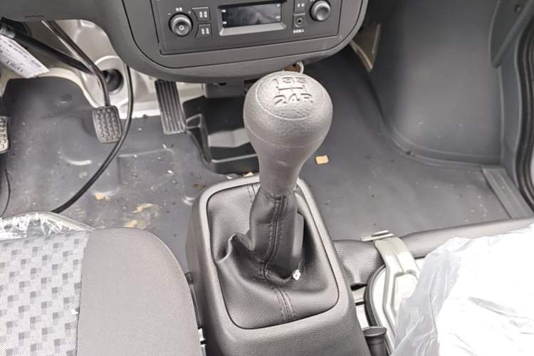 Used Wuling Zhiguang 2023 1.5L Practical Version 5/7 Seats Gear Lever