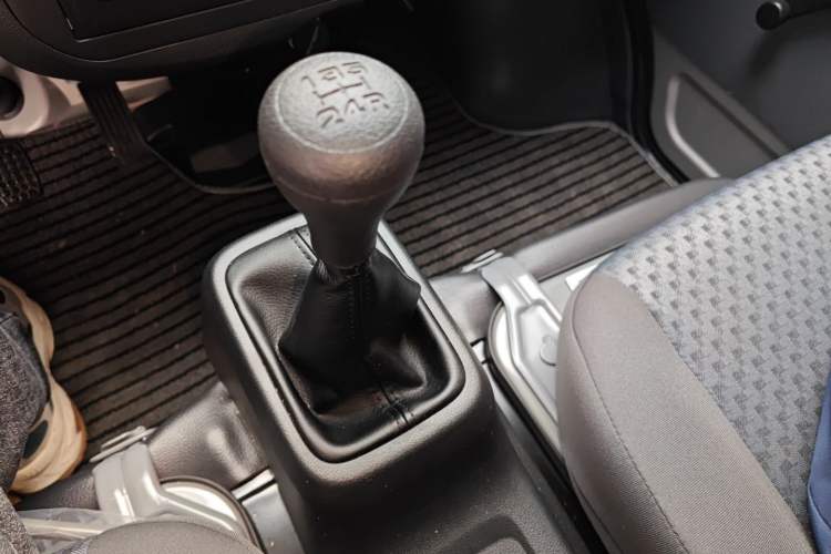 Used Wuling Zhiguang 2023 1.5L Practical Version 5/7 Seats Gear Lever