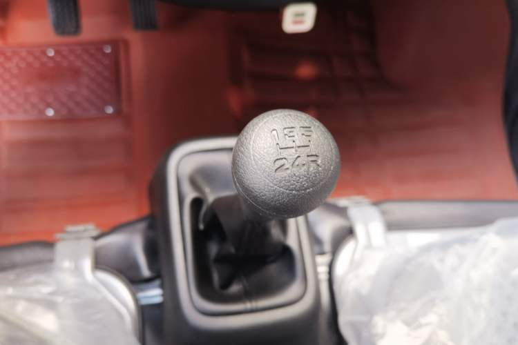 Used Wuling Zhiguang 2023 1.5L Practical Version 5/7 Seats Gear Lever