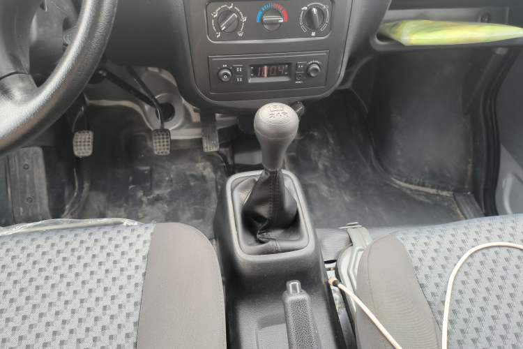 Used Wuling Zhiguang 2023 1.5L Practical Version 5/7 Seats Gear Lever