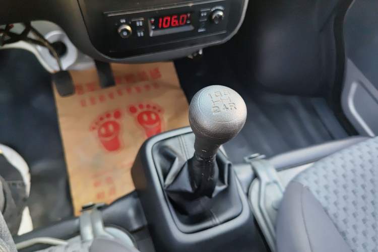 Used Wuling Zhiguang 2023 1.5L Utility Version with Enclosed Windows 2 Seats Gear Lever