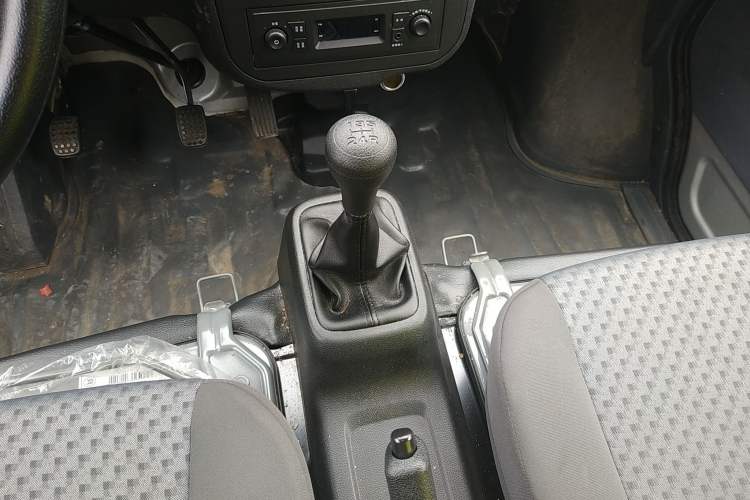 Used Wuling Zhiguang 2023 1.5L Practical Version 5/7 Seats Gear Lever