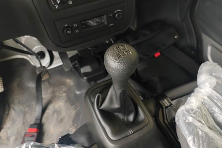 Used Wuling Zhiguang 2023 1.5L Practical Version 5/7 Seats Gear Lever