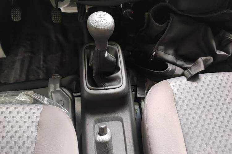 Used Wuling Zhiguang 2023 1.5L Practical Version 5/7 Seats Gear Lever