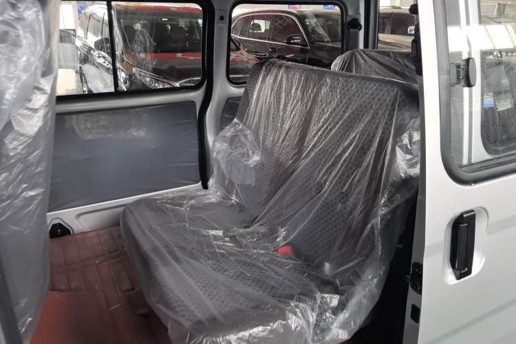 Used Wuling Zhiguang 2023 1.5L Practical Version 5/7 Seats Interior 1