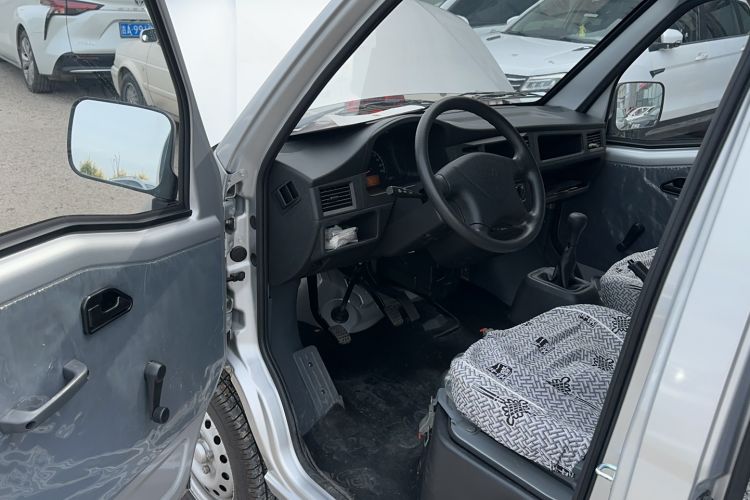Used Wuling Zhiguang 2023 1.5L Practical Version 5/7 Seats Interior 2