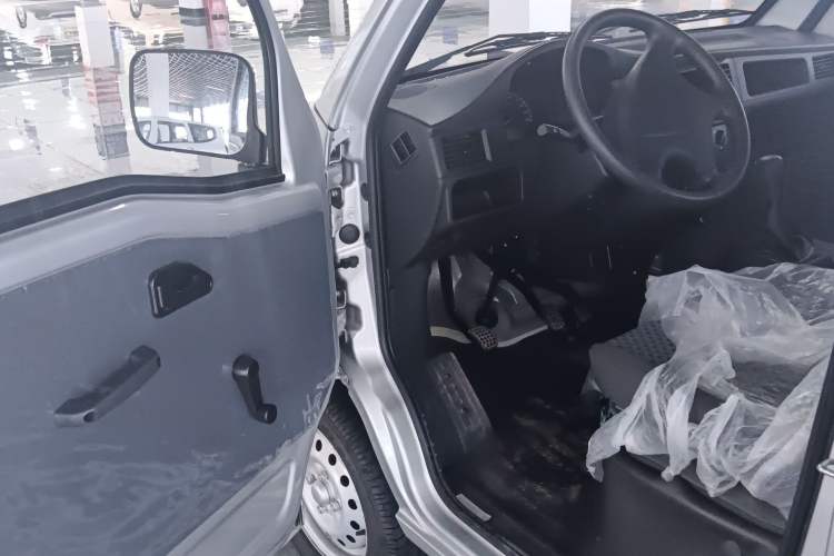 Used Wuling Zhiguang 2023 1.5L Practical Version 5/7 Seats Interior 2
