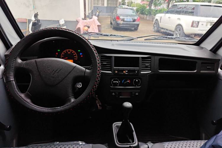 Used Wuling Zhiguang 2023 1.5L Practical Version 5/7 Seats Interior 2